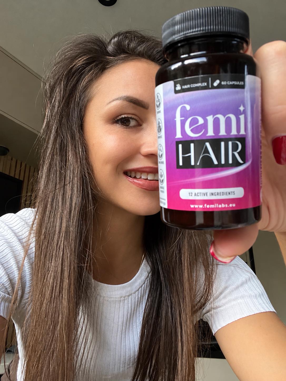Жена държи две опаковки FemiHair